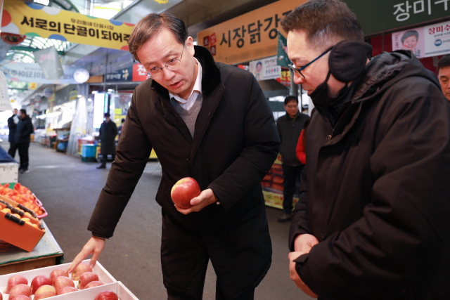 이형일(왼쪽) 통계청장이 22일 대전 중구 문창시장을 방문해 시장 상인과 대화하고 있다. 사진제공=통계청