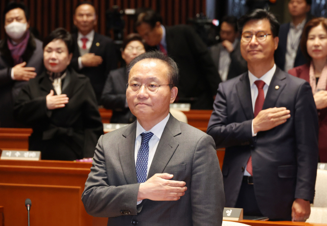 윤재옥 국민의힘 원내대표가 28일 국회에서 열린 의원총회에서 국기에 대한 경례를 하고 있다. 연합뉴스