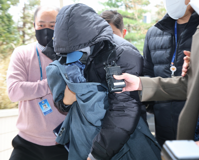 유흥업소 여실장과 함께 배우 고 이선균을 협박해 금품을 뜯은 혐의를 받는 20대 여성이 28일 오후 인천시 미추홀구 인천지법에서 열린 구속 전 피의자 심문(영장실질심사)에 아기를 안고 출석하고 있다. 인천=연합뉴스