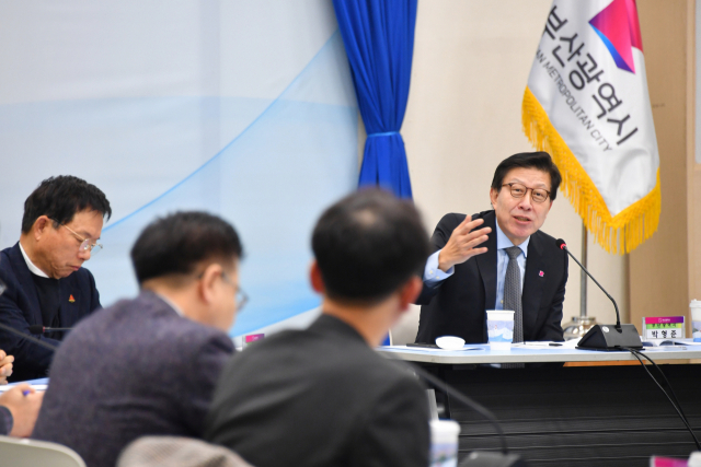 박형준 부산시장이 28일 시청 대회의실에서 열린 제40차 비상경제대책회의에서 각계 전문가들과 ‘부산형 분산에너지 활성화’ 방안을 논의하고 있다. 사진제공=부산시