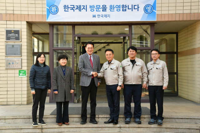 28일 울산시 울주군 온산국가산업단지로 본사를 이전한 한국제지에서 이순걸 울주군수가 안재호 대표이사에게 감사 인사를 하고 있다. 사진제공=울주군