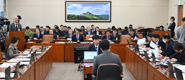 이달 1일 국회 환경노동위원회의 회의 모습. 오승현 기자