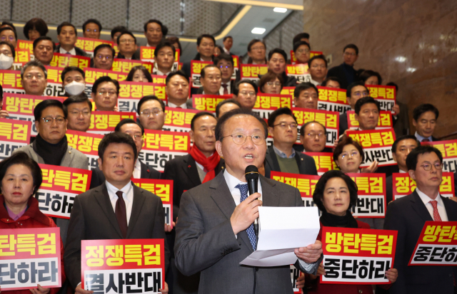 윤재옥 국민의힘 원내대표 겸 대표 권한대행이 28일 국회에서 열린 본회의에서 윤석열 대통령 부인 김건희 여사의 도이치모터스 주가 조작 의혹 특별검사 도입법과 대장동 50억 클럽 의혹 특검법, 이른바 '쌍특검법'이 상정되자 본회의장 밖으로 나와 규탄발언을 하고 있다. 연합뉴스