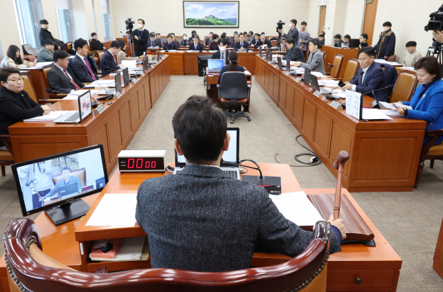 22일 국회에서 환경노동위원회 전체회의가 열리고 있다. 연합뉴스