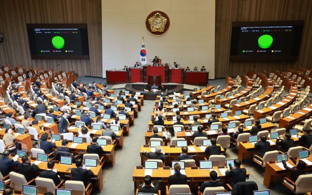 28일 국회 본회의에서 대통령 배우자 김건희의 도이치모터스 주가조작 의혹 진상 규명을 위한 특별검사 임명 등에 관한 법률안이 가결되고 있다. 연합뉴스