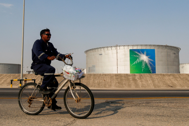 한 아람코 직원이 사우디아라비아 압카이크에 위치한 정유공장 앞을 자전거를 타고 지나고 있다. 로이터연합뉴스