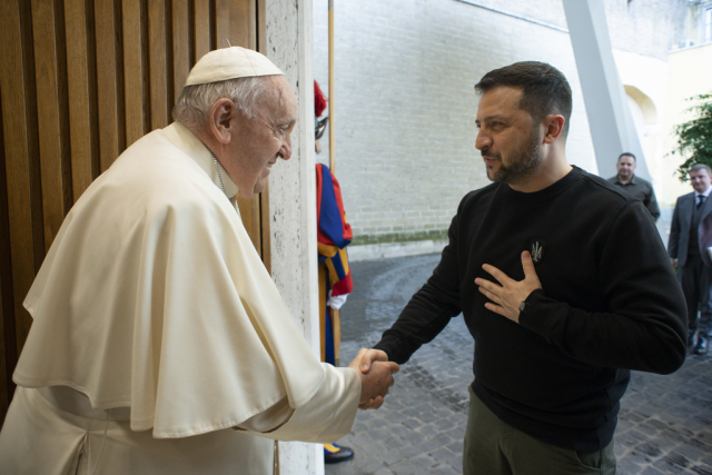 프란치스코 교황(왼쪽)과 악수하는 젤렌스키 대통령. 사진=우크라이나 대통령실·연합뉴스