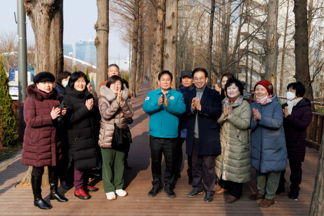 12월 27일 박강수 구청장과 주민들이 월드컵 메타세쿼이아길 보행로 준공을 축하하고 있다. 사진 제공=마포구