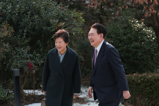 윤석열 대통령이 29일 서울 용산구 한남동 대통령 관저에서 박근혜 전 대통령과 함께 오찬을 한 뒤 뜰에서 산책하고 있다. 사사진제공=대통령실