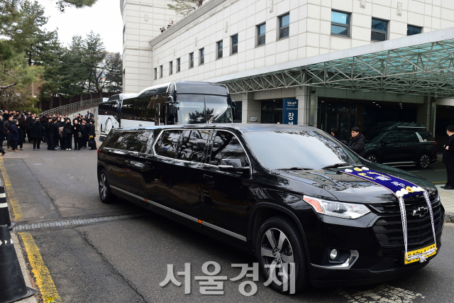 故이선균의 발인이 29일 오전 서울 연건동 서울대학교병원 장례식장에서 엄수됐다. 사진공동취재단