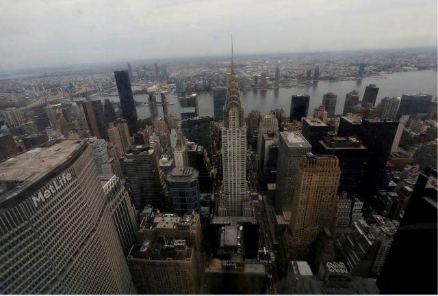 고금리 장기화로 미국의 상업용 부동산 시장에 한파가 몰아치는 가운데 뉴욕 마천루의 상징인 크라이슬러 빌딩(가운데)이 매물로 나왔다. 로이터연합뉴스