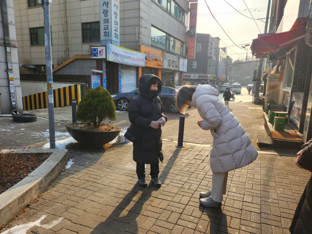 이수정 경기대 범죄심리학과 교수가 27일 경기 수원시 영통구에서 선거 운동을 하고 있다. 강도림 기자