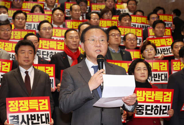 국민의힘 윤재옥 원내대표 겸 대표 권한대행이 28일 국회에서 열린 본회의에서 윤석열 대통령 부인 김건희 여사의 도이치모터스 주가 조작 의혹 특별검사 도입법과 대장동 50억 클럽 의혹 특검법, 이른바 '쌍특검법'이 상정되자 본회의장 밖으로 나와 규탄발언을 하고 있다. 연합뉴스