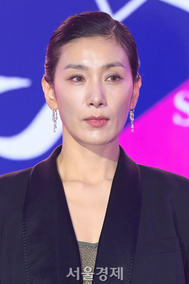 배우 김서형이 30일 오후 서울 중구 동대문디자인플라자(DDP) 아트홀에서 진행된 ‘2023 APAN 어워즈(2023 APAN AWARDS)’ 레드카펫에서 포즈를 취하고 있다. 김규빈 기자