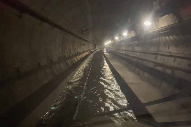 영국 런던 세인트판크라스역 유로스타 터널이 물에 잠긴 모습. AFP연합뉴
