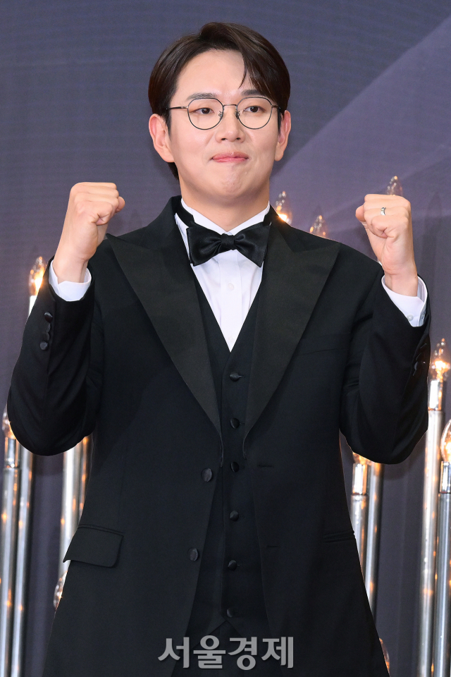 방송인 장성규가 31일 오후 서울 영등포구 KBS 신관에서 진행된 ‘2023 KBS 연기대상’ 레드카펫에서 포즈를 취하고 있다. 김규빈 기자