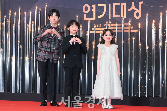 배우 홍동영, 김시우, 이예주가 31일 오후 서울 영등포구 KBS 신관에서 진행된 ‘2023 KBS 연기대상’ 레드카펫에서 포즈를 취하고 있다. 김규빈 기자