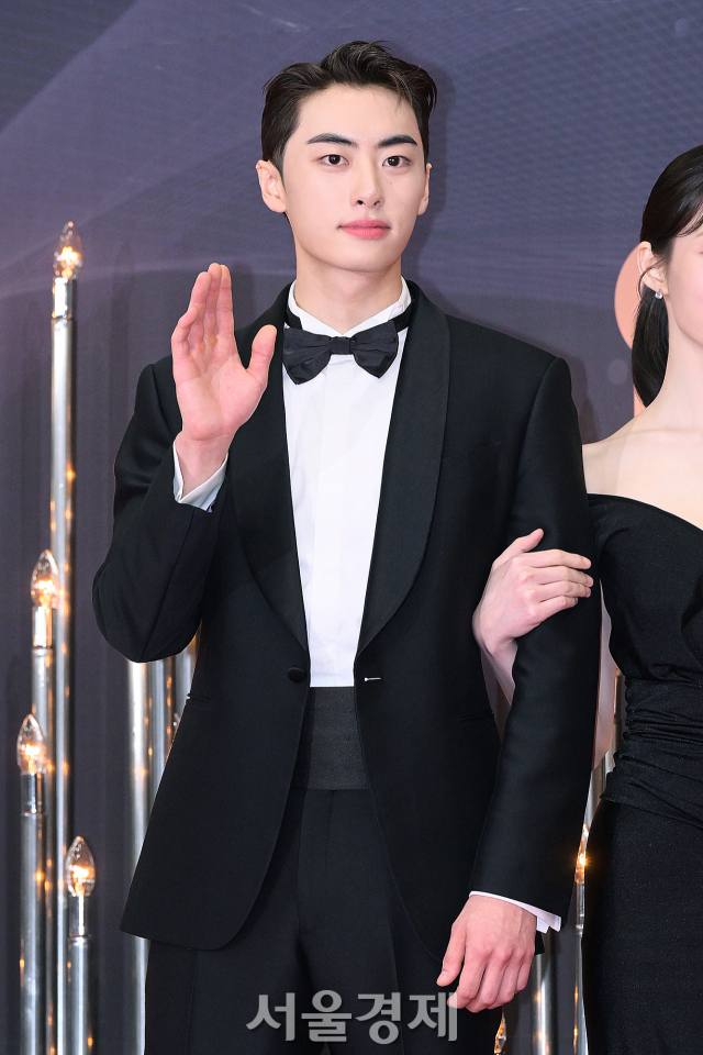 배우 이원정이 31일 오후 서울 영등포구 KBS 신관에서 진행된 ‘2023 KBS 연기대상’ 레드카펫에서 포즈를 취하고 있다. 김규빈 기자