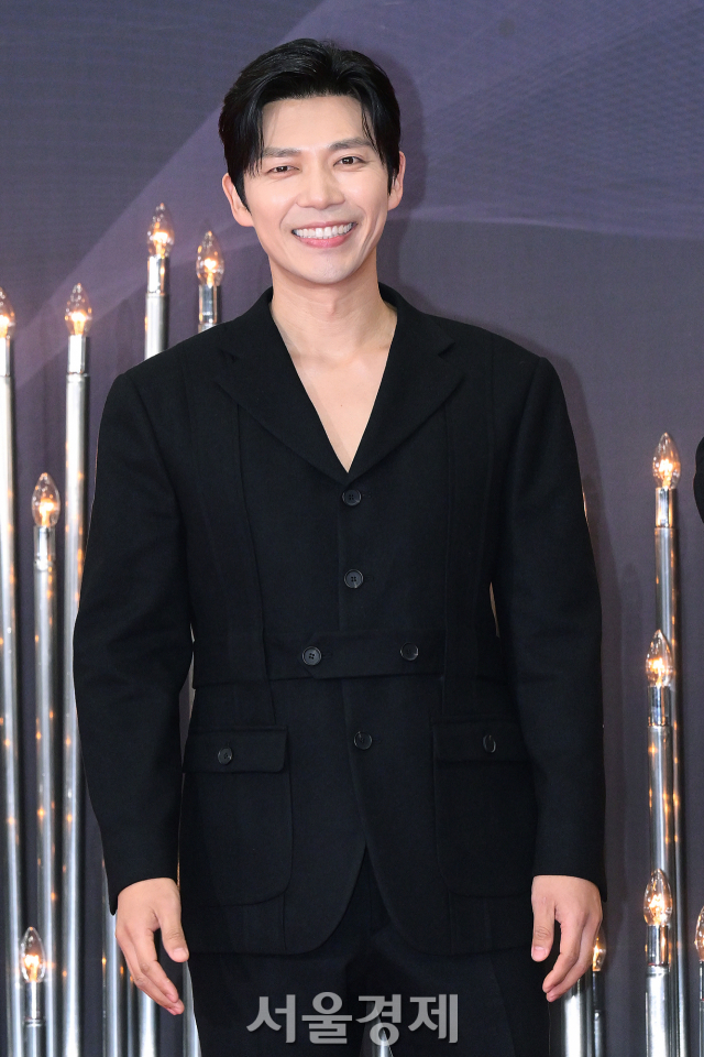 배우 지승현이 31일 오후 서울 영등포구 KBS 신관에서 진행된 ‘2023 KBS 연기대상’ 레드카펫에서 포즈를 취하고 있다. 김규빈 기자