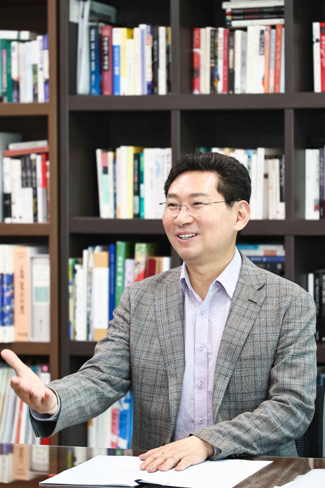 이상일 용인특례시장이 지난 13일 오전 시청 집무실에서 서울경제와 인터뷰를 하고 있다. 사진 제공 = 용인시