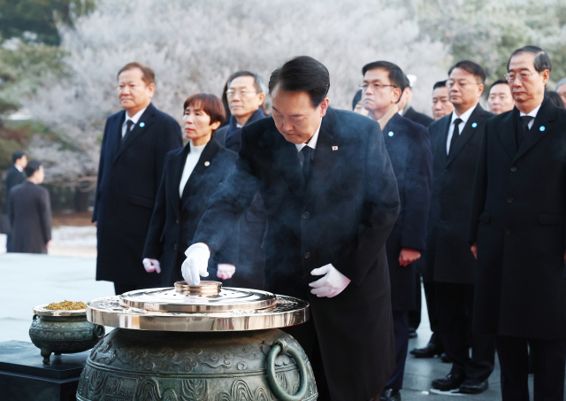 윤석열 대통령이 2024년 새해 첫날인 1일 서울 동작구 국립서울현충원 현충탑에서 순국선열 및 호국 영령들에게 분향하고 있다. 연합뉴스