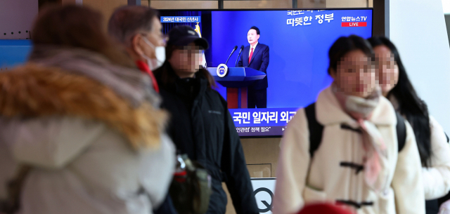 2024년 새해 첫날인 1일 오전 서울역 대합실에서 시민들이 윤석열 대통령의 2024년 신년사 방송을 지켜보고 있다.연합뉴스