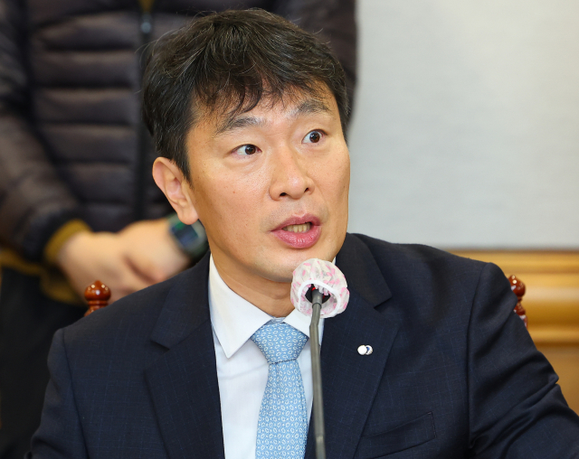2023년 12월 21일 오전 서울 중구 은행회관에서 열린 은행권 민생금융지원 간담회에서 이복현 금융감독원장이 인사말을 하고 있다. 연합뉴스.