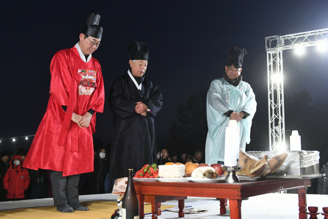 무봉산에서 안녕기원제 치르는 정명근 화성시장(왼쪽 첫번째). 사진 제공 = 화성시