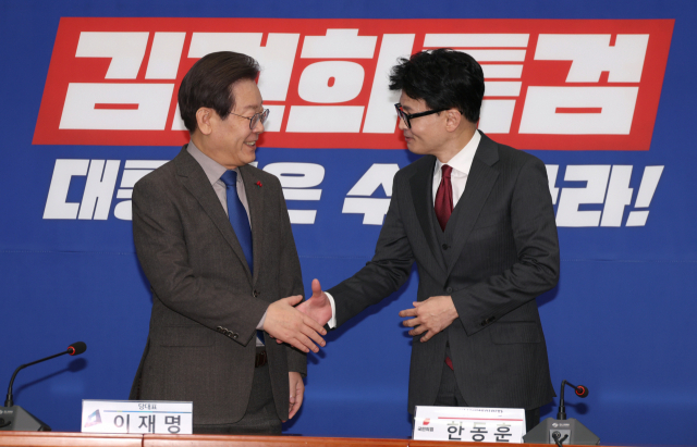 한동훈(오른쪽) 국민의힘 비상대책위원장이 지난달 29일 오후 서울 여의도 국회에서 이재명 더불어민주당 대표를 예방하고 있다. 권욱 기자