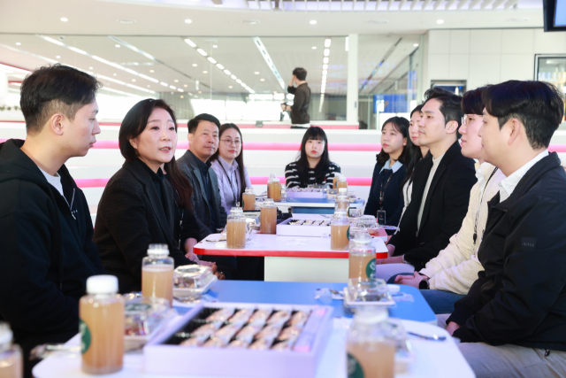 오영주(왼쪽 두 번째) 중소벤처기업부 장관이 1일 서울 영등포구의 청년창업기업 티오더를 방문해 임직원들과 차담회를 하고 있다. 사진 제공=중기부