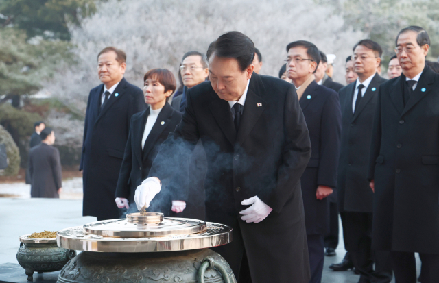윤석열 대통령이 2024년 새해 첫날인 1일 서울 동작구 국립서울현충원 현충탑에서 순국선열 및 호국 영령들에게 분향하고 있다. 연합뉴스