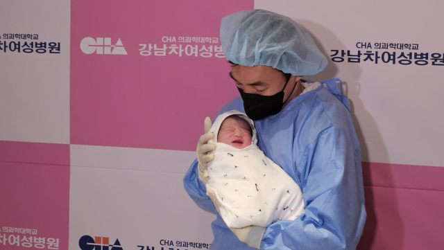 갑진년 새해 첫 아기인 ‘아홍이’(태명)가 아빠인 이주홍(44) 씨의 품 안에 안겨있다. 채민석 기자