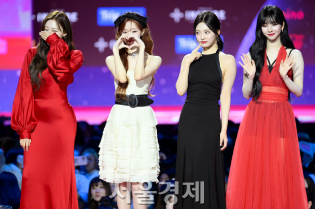 그룹 에스파(aespa)가 25일 오후 인천 중구 인스파이어 아레나에서 열린 ‘2023 SBS 가요대전’ 레드카펫에서 포즈를 취하고 있다. 김규빈 기자