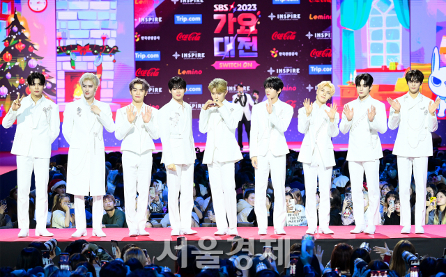 그룹 제로베이스원(ZEROBASEONE)이 25일 오후 인천 중구 인스파이어 아레나에서 열린 ‘2023 SBS 가요대전’ 레드카펫에서 포즈를 취하고 있다. 김규빈 기자