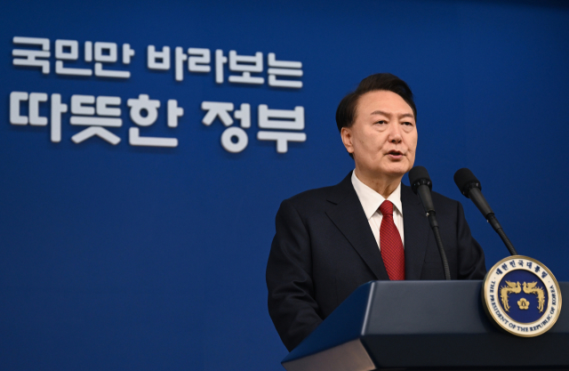 윤석열 대통령이 2024년 갑진년 새해 첫날인 1일 서울 용산 대통령실 청사에서 신년사를 발표하고 있다. 연합뉴스