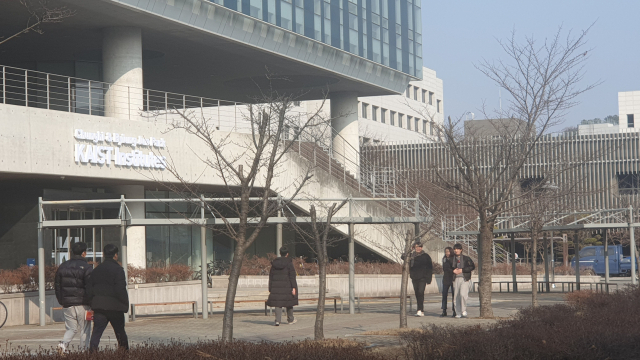 대전 유성구 KAIST 본원에서 학생들이 이동하고 있다. 박경훈 기자