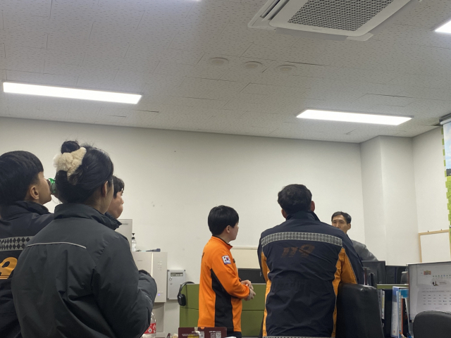 지난 31일 오후 9시께 서울 종로구 종로소방서 사무실에서 소방 관계자들이 ‘제야의 종’ 행사 특별 경계 근무에 앞서 마지막 회의를 진행하고 있다. 이승령 기자