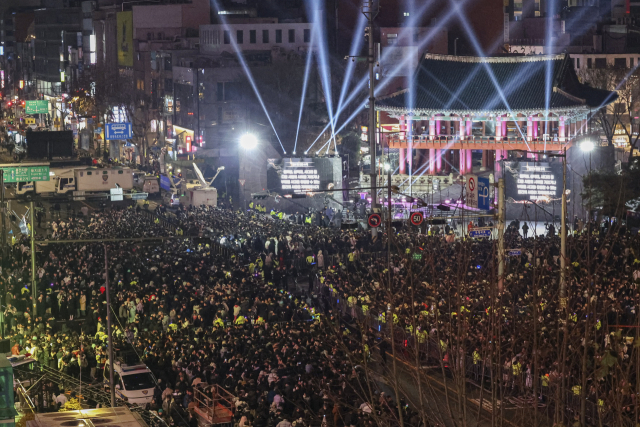 2023년 마지막 날인 31일 오후 서울 종로구 보신각에서 열린 '2023 제야의 종 타종 행사'에서 시민들이 다가올 2024년을 기다리고 있다. 연합뉴스