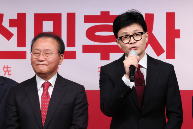 한동훈(오른쪽) 국민의힘 비상대책위원장이 1일 서울 여의도 중앙당사에서 열린 신년인사회에서 인사말을 하고 있다. 연합뉴스