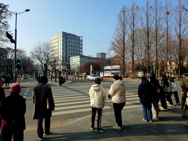 지난해 12월 29일 오후 광주 북구의 전남대 캠퍼스 앞에서 학생들과 시민들이 길을 건너고 있다. 사진=유정균 기자