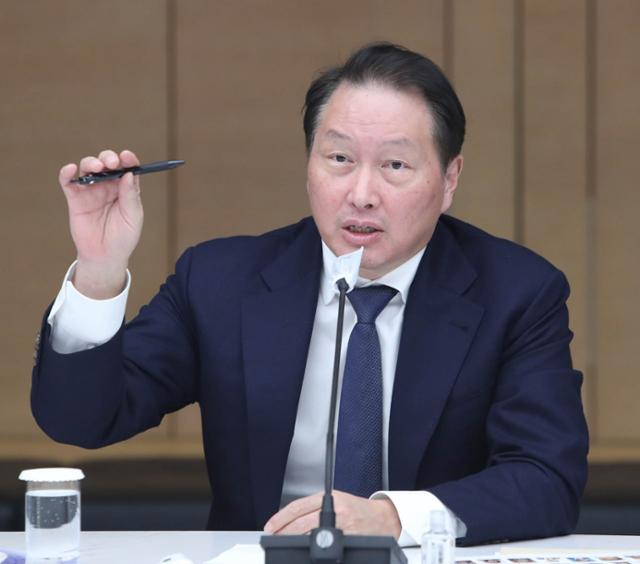 최태원 SK그룹 회장은 1일 그룹 임직원들에게 보낸 이메일 신년사에서 ‘’해현경장'의 자세로 그룹의 경영 시스템을 점검하고 다듬어 가자