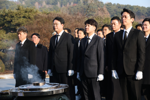 이준석 전 국민의힘 대표가 1일 국립서울현충원을 참배하고 있다. 연합뉴스