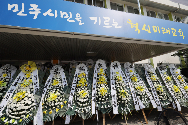 지난 7월21일 오전 서울 강남서초교육지원청에 극단적 선택을 한 서이초등학교 담임 교사 A씨를 추모하는 분향소가 마련돼 있다.연합뉴스