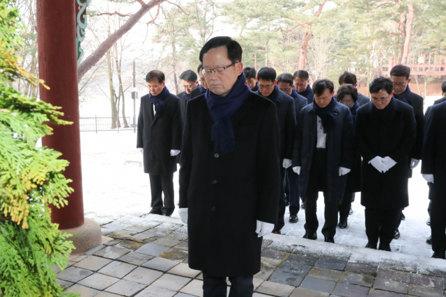 조병규 우리은행장과 경영진들이 1일 경기도 남양주 소재 홍유릉을 찾아 우리은행의 전신인 ‘대한천일은행’을 설립한 고종황제를 참배하고 있다./사진 제공=우리은행
