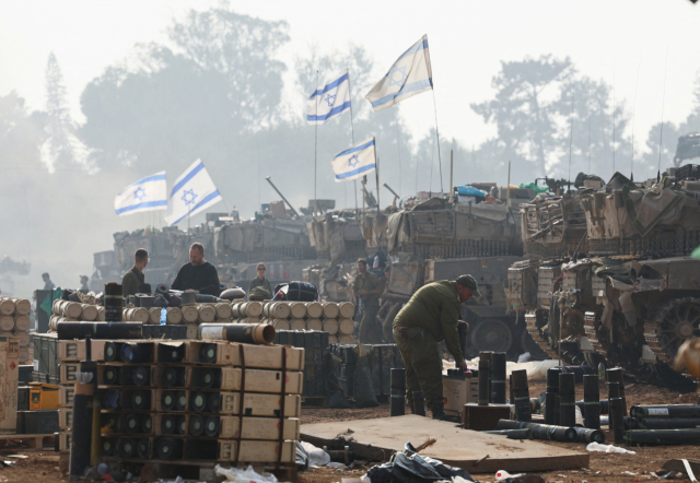 이스라엘 군인들이 1일(현지 시간) 가자지구 인근에서 군장비를 점검하고 있다. 로이터연합뉴스