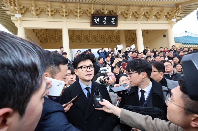 한동훈 국민의힘 비상대책위원장이 2일 오전 국립대전현충원을 찾아 참배한 뒤 취재진 질문을 받고 있다. 연합뉴스