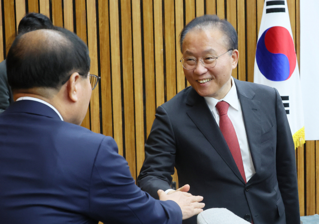 윤재옥 국민의힘 원내대표가 2일 국회에서 열린 원내대책회의에 참석하며 의원들과 인사를 나누고 있다. 연합뉴스