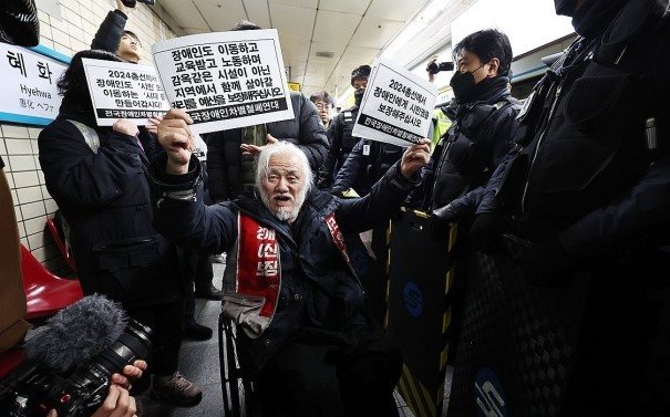 박경석 전국장애인차별철폐연대(전장연) 대표가 2일 오전 서울 종로구 혜화역 승강장에서 열린 출근길 지하철 탑승 시위에서 지하철 탑승을 시도하기 위해 이동하고 있다. 사진=연합뉴스