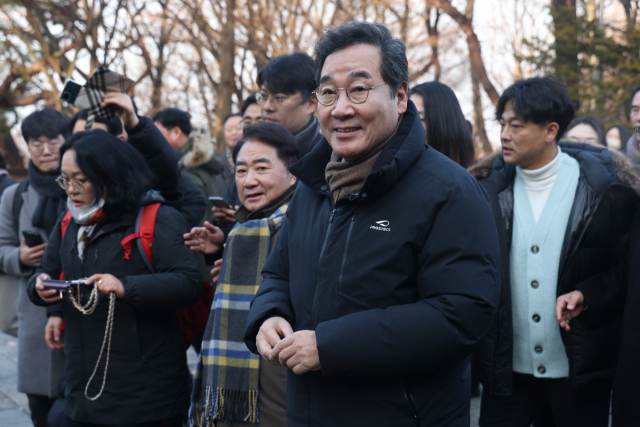 이낙연 전 더불어민주당 대표가 1일 오전 경기도 고양시 행주산성에서 지지자들과 함께 산성 정상으로 이동하고 있다. 연합뉴스