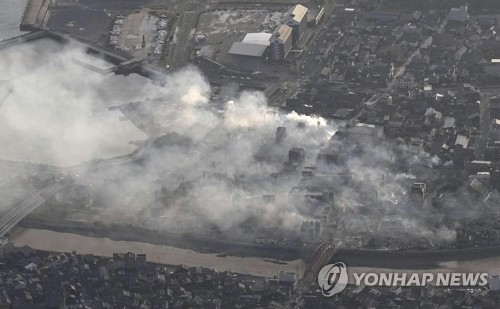 (와지마 교도=연합뉴스) 지난 1일 규모 7.6의 강진이 발생한 일본 혼슈 중부 이시카와현 와지마 시내 여러 건물에서 화재가 발생했다. 일본 기상청은 2일 0시까지 진도 1 이상의 지진이 93회 관측됐다고 발표했다. 2024.01.02 kjw@yna.co.kr